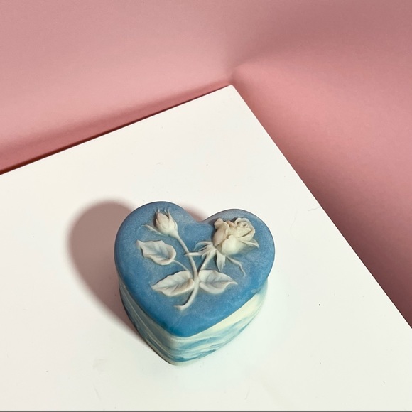Vintage blue heart rose trinket box - Picture 3 of 5